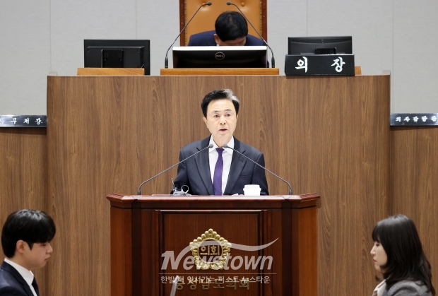 김태흠 충남도지사가 11월 25일 충청남도의회 제362회 정례회 제2차 도정 및 교육행정 질문에서 “천안아산 돔구장은 충남을 새로운 문화, 스포츠 허브로 도약시켜 지역 발전 기폭제를 마련하겠다는 비전에 따라, 1년 반 전부터 각 분야 전문가 의견 수렴을 거쳐 준비한 사업”이라고 밝혔다.