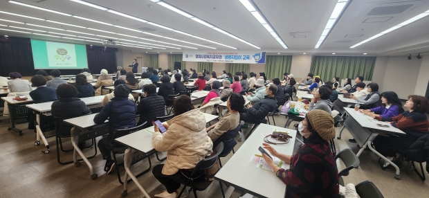 명예사회복지공무원들이 ‘생명지킴이’ 교육을 받고 있다. / 부천시청