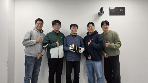 K-HERO 개발에 참여한 최원호 교수 연구팀의 모습(왼쪽부터 박재홍 박사과정, 코스모비 김윤수 연구원, 최원호 교수, 박동하 박사과정, 허승범 석사과정)