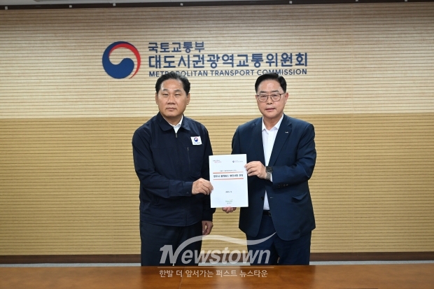 [사진설명] 양주시 강수현시장과 대광위 김용석 위원장이 강남 직행 광역버스 운행을 확정하고 기념사진을 찍고 있다.