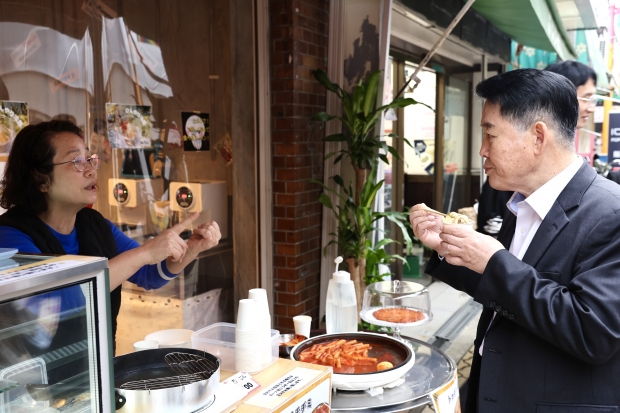이쿠노코리아타운 한인상인과 대화하는 김경협_청장
