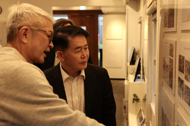 코리아타운 역사자료관에서 설명듣는 김경협_청장