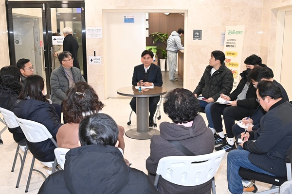 조용익 부천시장이 1일, 7호선 신중동역 GTX-B 환기구 공사 예정 현장에서 시민을 만나 고충을 듣고 해결 방안에 대해 고민하는 자리를 가졌다. / 부천시청