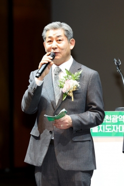 정해권 인천시의장이 새마을지도자에게 격려의 인사말을 전하고 있다.