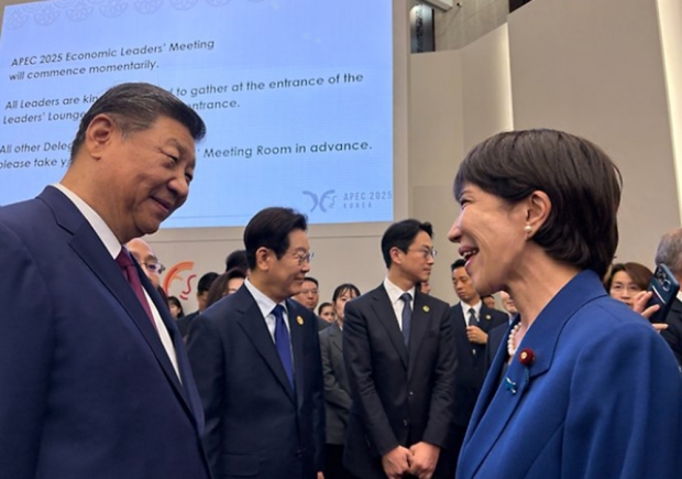2025 경주 APEC에서 만나 인사하는 중국 시진핑 주석과 일본 다카이치 시나에 총리. 이 행사 이후 타이완을 둘러싼 두 정상 간 외교 갈등이 전체주의와 자유주의 세력의 충돌로 이어졌다/다카이치 X