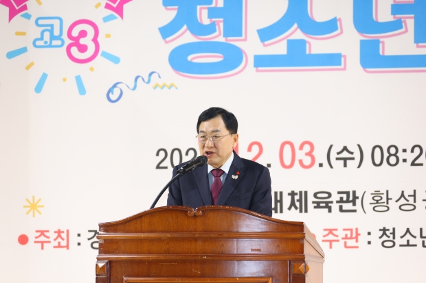 주낙영 경주시장이 3일 '2025년 경주시 고3 청소년 축제'에서 청소년들을 격려하며 축하 인사를 전하고 있다