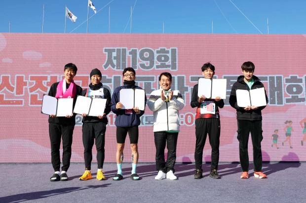 제19회 양산전국하프마라톤대회 남자하프 입상자(오른쪽 첫번째 1위 신기순)/사진 양산시 제공