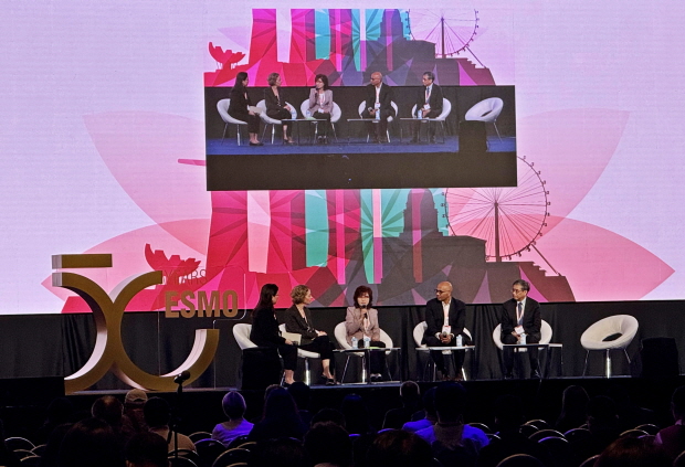 사진설명: ESMO Asia Congress 2025에서 VRN11 임상1상 데이터를 발표하는 안명주 교수 / 사진제공: 보로노이