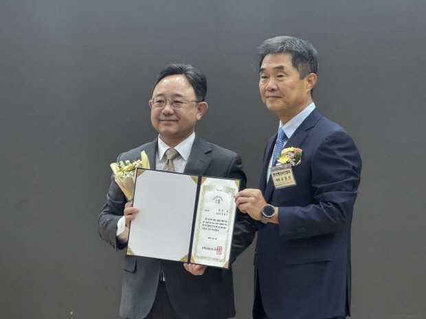 수상자 지슨 한동진 대표이사(좌측), 시상자 사단법인 한국 해킹보안협회 유문선 회장(우측)