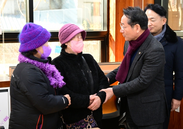 유정복 인천광역시장이 8일 동구 인천쪽방상담소 공동작업장을 찾아 참여 어르신들을 격려하고 있다.