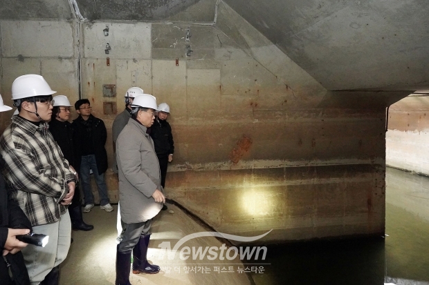 시민탐사대와 함께 구미동 성남물빛정원 지하 공동구 살펴보고 있는 신상진 성남시장