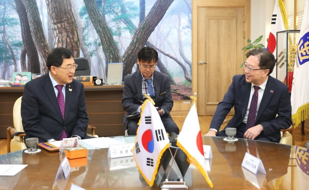 주낙영 경주시장(왼쪽)과 오스카 츠요시 주부산일본총영사가 8일 경주시청에서 한일 자매도시 교류 확대와 APEC 이후 협력 과제를 주제로 환담을 나누고 있다.