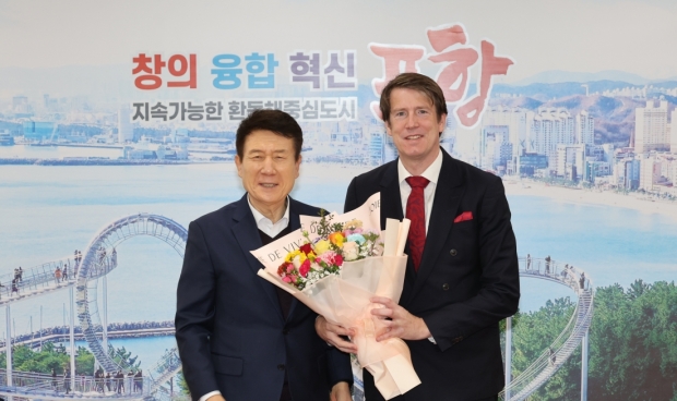 북극경제이사회(Arcticn Economic Council, 이하 AEC) 매즈 크비스트 프레데릭센 사무총장과 이강덕 포항시장 기념촬영