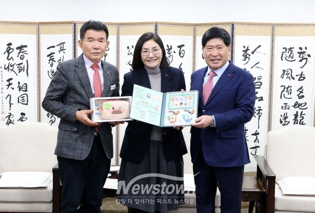 2025 크리스마스 씰 액자 증정식