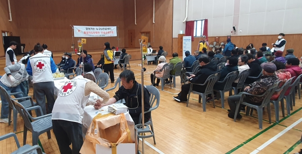 고성군지역사회보장협의체와 통영적십자병원은 12월 12일 하일면체육관에서 만 60세 이상 어르신 130명을 대상으로 찾아가는 누구나 진료센터 사업을 운영했다/고성군