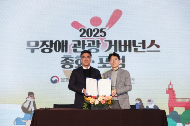 왼쪽부터 이상현 포항시 관광컨벤션도시추진본부장, 이상민 한국관광공사 국민관광본부장 직무대행