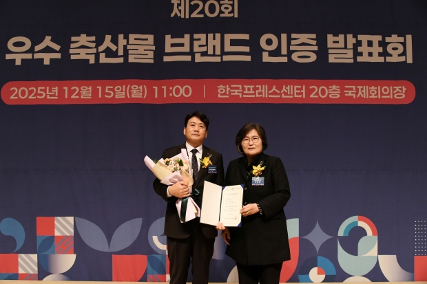 왼쪽부터 김민일 경주축산업협동조합 이사, 문미란 소비자시민모임 회장