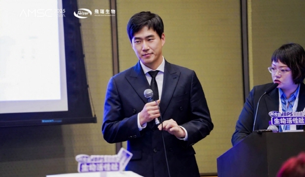 이노진 박경진 영업이사와 해외팀 임아정 주임이 AMSC 2025에서 발표를 하고 있다.