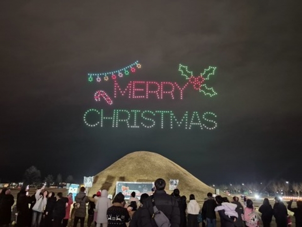 24일 황남동 고분군 일원에서 열린 브레드이발소와 함께하는 크리스마스 드론 아트쇼에서 500대의 군집 드론이 'Merry Christmas' 문구를 형상화하며 밤하늘을 수놓고 있다