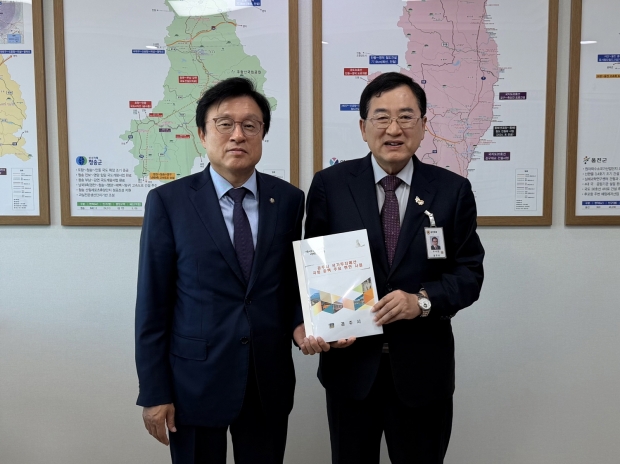 주낙영 경주시장이 국회를 방문해 박형수 국회 예산결산특별위원회 간사에게 2026년도 국비 반영을 위한 경주시 주요 현안사업 건의서를 전달하고 있다