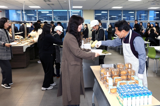 양산시장 구내식당 떡국 배식/사진 양산시제공