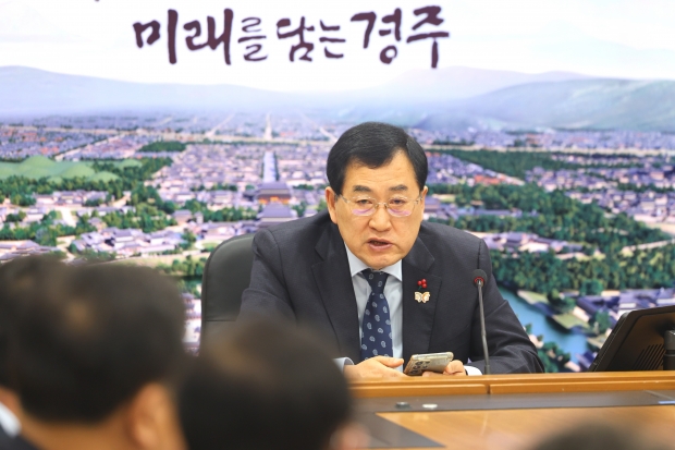 주낙영 시장이 5일 오전 청내 영상회의실에서 국소본부장 회의를 주재하며 새해 시정 운영 방향과 주요 현안에 대해 발언하고 있다.
