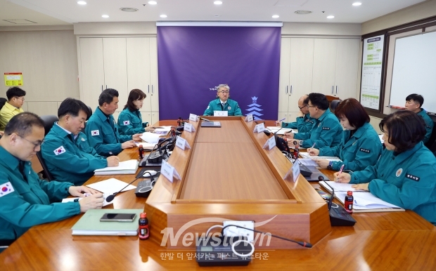 충주시 재난안전대책본부가 지난 1월 5일 시청 재난상황실에서 김진석 부시장 주재로 회의를 진행했다. 회의에는 행정안전부 사회재난실 농축산해양재난대응과 이선무 과장을 비롯한 농림축산식품부, 충청북도 및 시 각 부서 관계자 등이 참석했다.