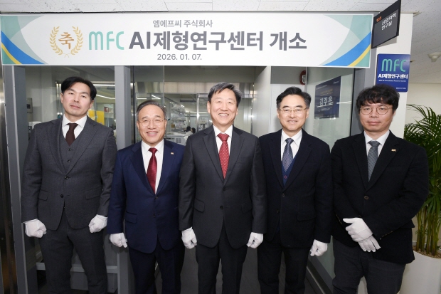 좌측부터 국민대 김주은 교수, 엠에프씨 황성관 대표, 국민대 정승렬 총장, 국민대 손진식 기획부총장, 엠에프씨 이정옥 이사