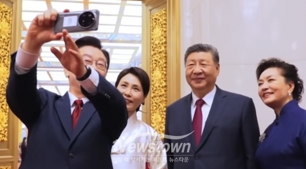 방중한 이재명 대통령이 APEC 경주 행사 때 시진핑 중국 주석으로부터 선물 받은 샤오미 핸드폰으로 셀카를 찍어 논란이 된 장면/채널A 뉴스 캡처
