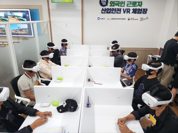 외국인근로자 산업안전 VR체험현장/사진 경남도제공