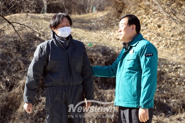 조길형 충주시장이 1월 8일 노은종계장, 무지개농장, 동량면 거점소독소를 차례로 방문해 방역 상황을 점검하고, 현장에서 근무 중인 민간인 근무자와 방역본부 등 방역 관계자들의 노고를 격려했다.