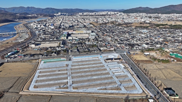 지난 3일부터 시민들에게 개방된 황리단길 대형 환승 공영주차장 전경으로, 도심 차량 유입 분산과 관광객 편의·안전 확보를 위한 기반시설이 모습을 드러냈다.