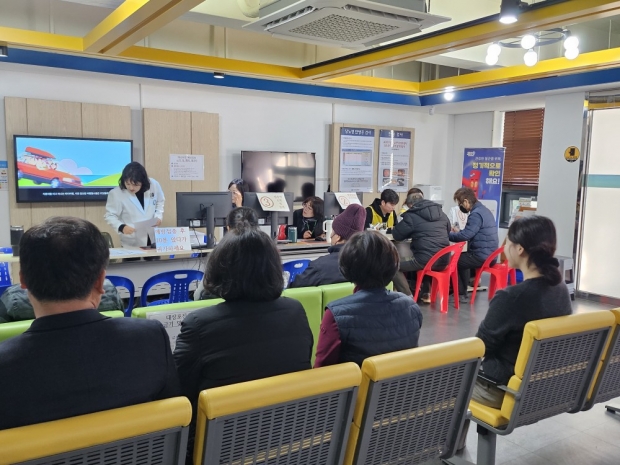 고성군이 예방접종 지원 연령을 55세 이상으로 확대하고, 1월 14일부터 접종을 본격 시행에 나섰다/고성군