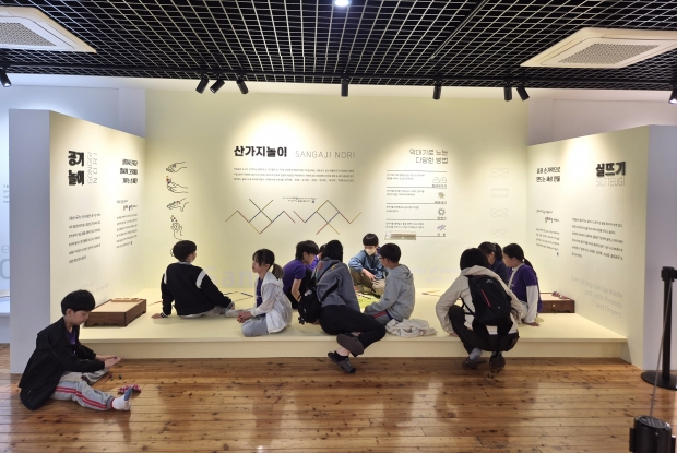 체험형 특별전시 '모두를 위한 목재친화놀이터–감減탄炭놀이' 참여모습/사진 김해시제공