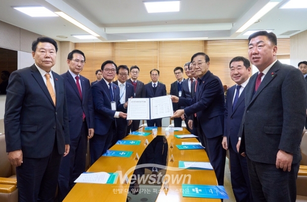 지난 1월 19일 13개 시장·군수 협력체와 중부권 동서횡단철도 건설사업의 제5차 국가철도망 구축계획 신규 사업 반영을 촉구하는 공동 건의문을 국토교통부 장관에게 제출했다.