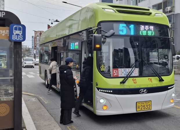 경주시내 한 버스정류장에서 청소년들이 시내버스에 승차하고 있다