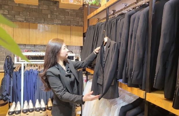 부천청년리더샵 직업상담사가 정장을 정리하고 있다. / 부천시청