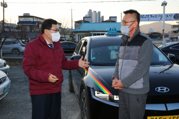 주낙영 경주시장이 택시 운수종사자와 만나 현장 의견을 청취하고 있다.