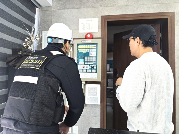 설연휴 대비 다중이용시설 불시 단속 모습/사진 경남도제공