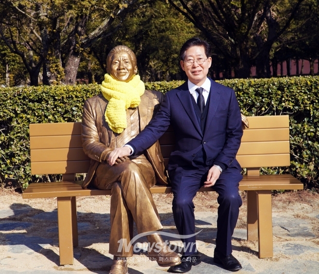 양승조 전 충남도지사가 2월 2일 경남 김해 봉하마을 노무현 대통령 묘역을 참배하며 ‘충남대전통합특별시’ 완성을 위한 본격적인 대장정에 돌입했다.