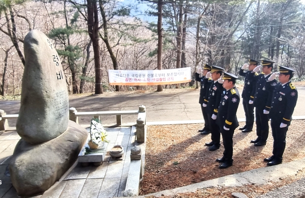 위령비 참배/사진 경남도제공