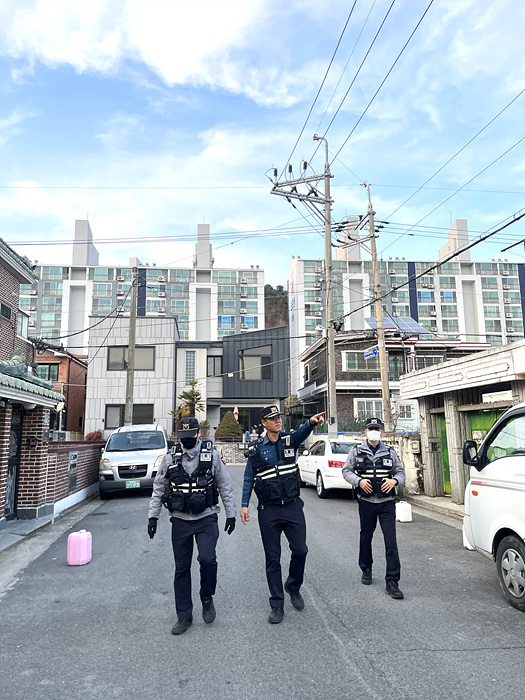 ​설명절 대비 특별치안 강화 주택가 순찰 모습/사진 경남경찰청제공