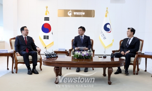 김태흠 충남도지사가 2월 6일 오후 정부 세종청사에서 윤호중 행안부 장관을 만나 ‘행정통합 간담회’를 가졌다. 이날 이장우 대전시장과 함께 최근 민주당이 발의한 ‘충남대전통합특별시 설치 법안’은 재정과 권한 이양이 대거 축소됐거나 변질됐다며 “재정·권한 이양 없는 통합은 ‘그럴듯하게 포장된, 무늬만 지방자치의 연장선’”이라고 비판했다.