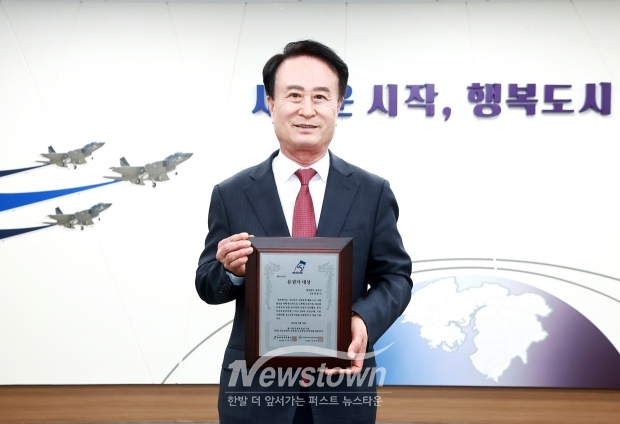 2026 대한민국 유권자 대상을 수상한 박동식 사천시장