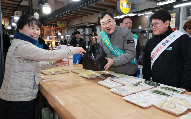 주낙영 경주시장이 11일 중앙시장 점포를 돌며 설 성수품을 구매하고 물가 동향과 상인들의 애로사항을 점검하고 있다.