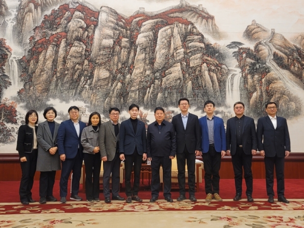 지난 9일부터 11일까지 3일간 중국 톈진시 빈하이신구에 방문해 관광교류 확대 및 교류협력 MOU 체결을 위한 사전 협의를 진행한 포항시 대표단이 기념촬영을 하고 있다.