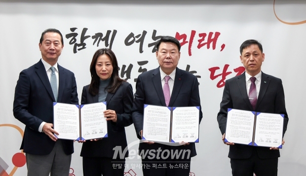 당진시가 2월 12일 시청 접견실에서 관내 폐기물 소각업체 ㈜대성에코에너지센터, 리뉴에너지충청㈜와 ‘생활폐기물 발생지 처리 원칙 준수를 위한 업무협약(MOU)’을 체결했다. 사진) 좌측부터 대성에코에너지센터 이행만·김형주 공동대표, 오성환 당진시장, 리뉴에너지충청 김동균 대표