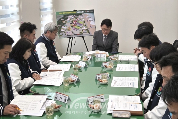 홍종완 충남행정부지사가 2월 20일 태안군 안면읍 2026 태안국제원예치유박람회 행사장 일원을 방문해 박람회 준비 현황을 살피고 조직위 등 현장 직원들을 격려했다.