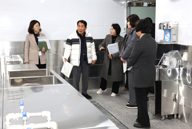 나동연 양산시장(왼쪽 두번째)이 복지허브타운 현장행정을 하고있는 모습/사진 양산시제공