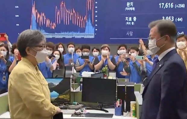코로나19 팬데믹이 한창이던 2020년 9월, 문재인 전 대통령으로부터 임명장을 받는 정은경 당시 초대 질병관리청장/SBS뉴스 캡처